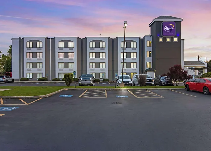 Sleep Near I-80 And I-94 4* Lansing